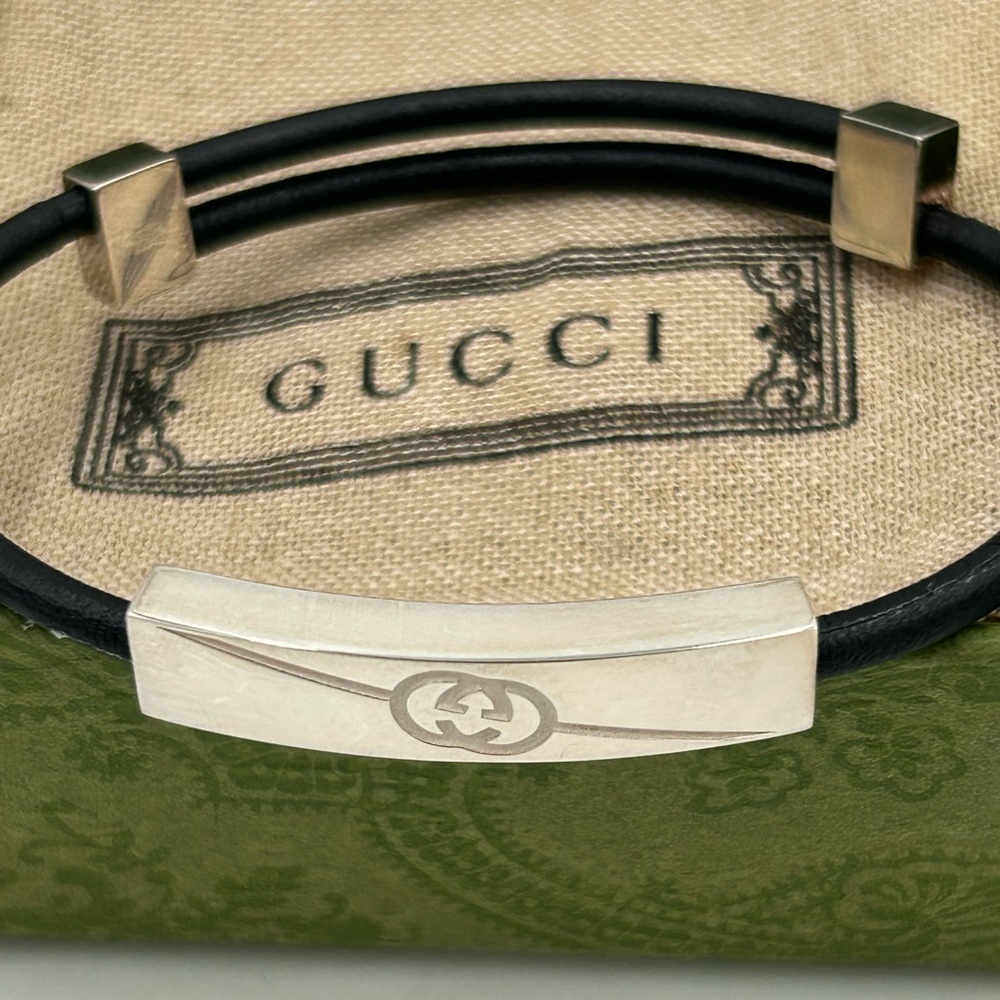 Gucci interlocking G. ID black leather bracelet in sterling silver made Italy.